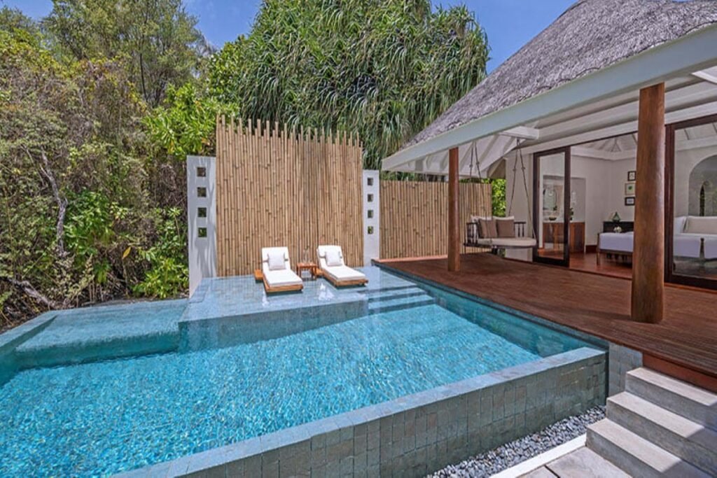 anantara_kihavah_1bedroom_beach_pool_villa_deck_swimming_pool_880x475px (Custom)