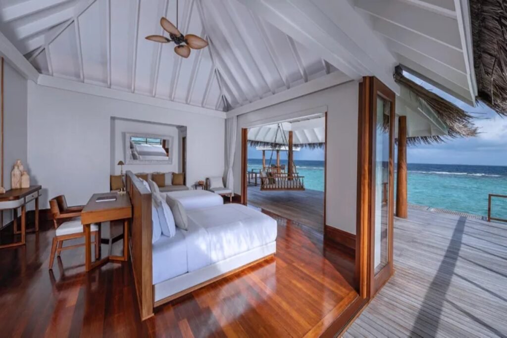 anantara_kihavah_2bedroom_sunset_over_water_-pool_residence_twin_bedroom_880x475px (Custom)