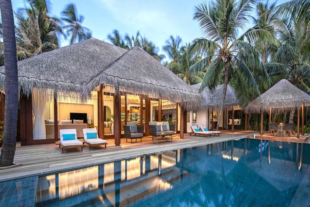 anantara_kihavah_four_bedroom_beach_pool_residence_pool_view_880x475 (Custom)