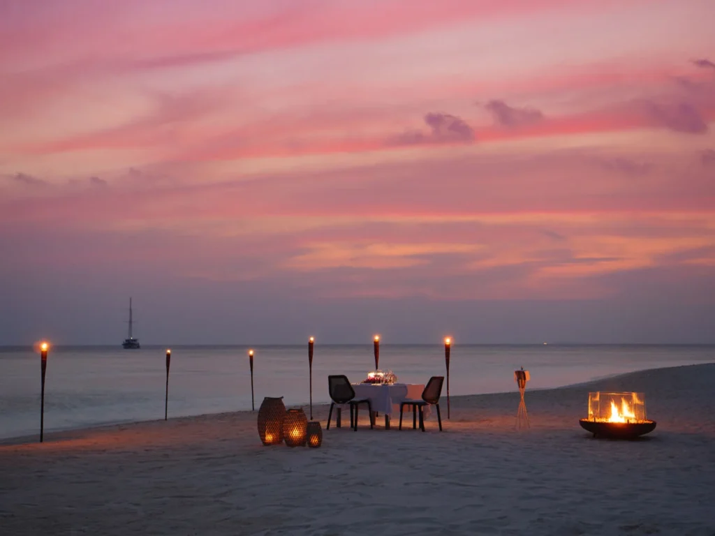 Kandholhu-Beach-Dining